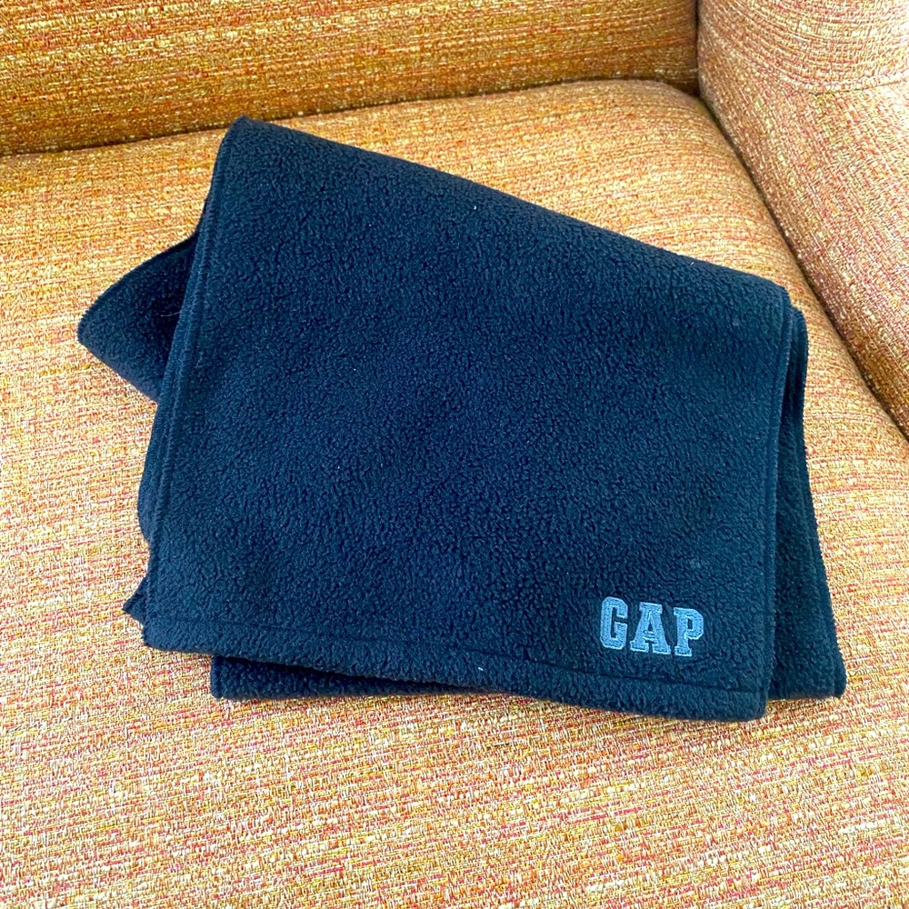 Black mens Gap scarf gently used